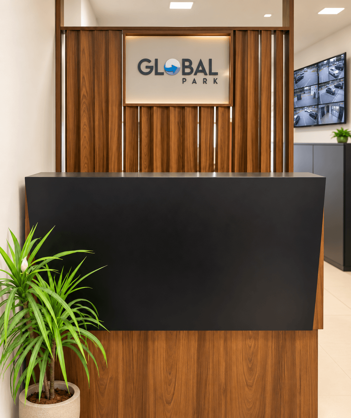 Recepção da Global Park com balcão e logotipo ao fundo