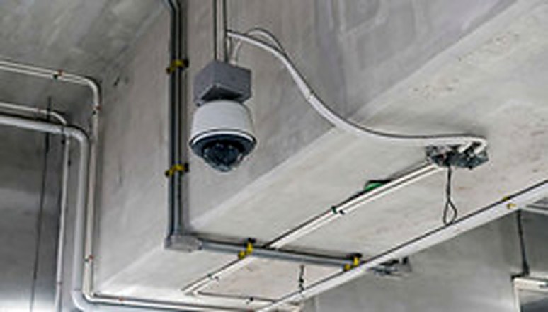 Câmera de segurança em garagem