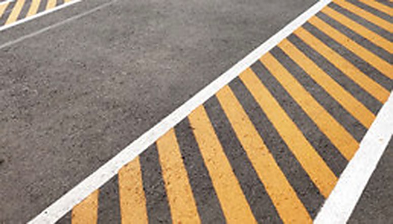 Sinalização de solo em estacionamento