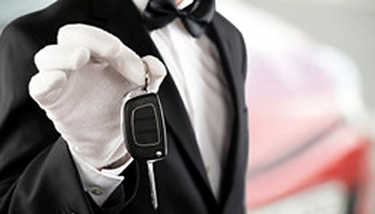 Valet entregando a chave do veículo
